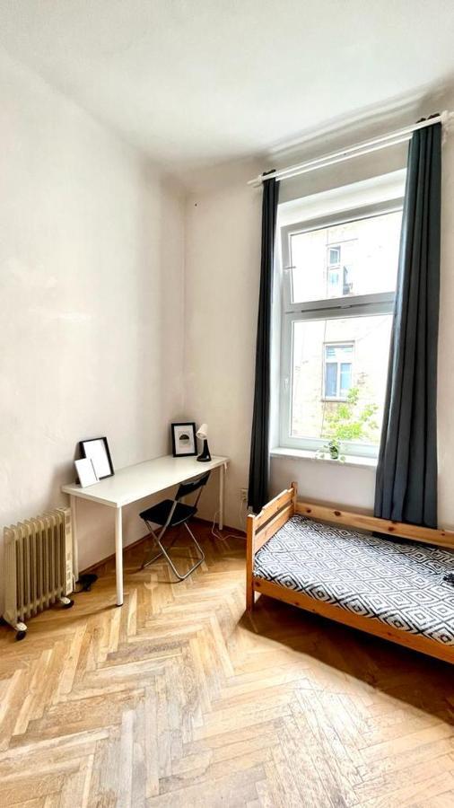 Nice Bedroom Near The Bus And Train Station Krakau Exterior foto